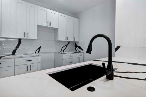 Casa en venta en Miami, Florida, 3 dormitorios № 1974069 - foto 15