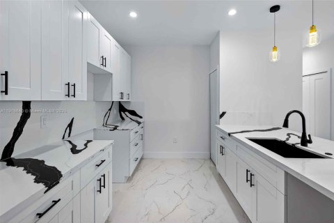 Casa en venta en Miami, Florida, 3 dormitorios № 1974069 - foto 14