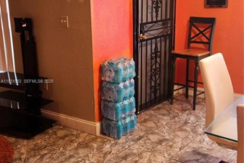 House in Miami, Florida 3 bedrooms, 131.18 sq.m. № 1989539 - photo 4