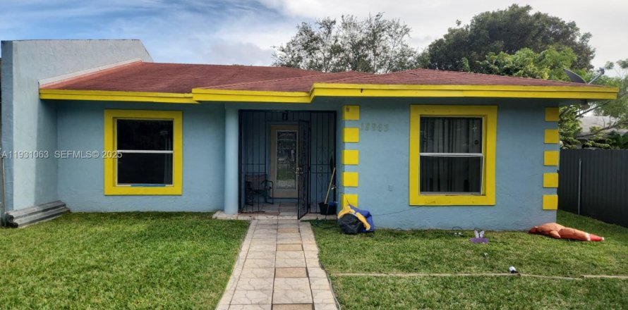 House in Miami, Florida 3 bedrooms, 131.18 sq.m. № 1989539