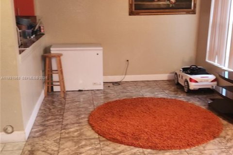 House in Miami, Florida 3 bedrooms, 131.18 sq.m. № 1989539 - photo 3