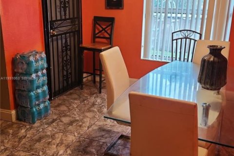 House in Miami, Florida 3 bedrooms, 131.18 sq.m. № 1989539 - photo 5