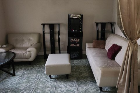 House in Miami, Florida 3 bedrooms, 131.18 sq.m. № 1989539 - photo 2