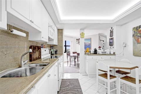 Condo in Pompano Beach, Florida, 2 bedrooms  № 2027256 - photo 21