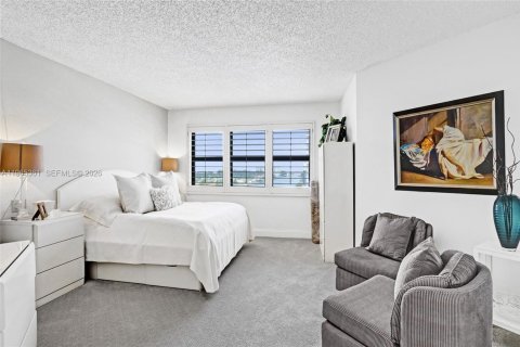 Condo in Pompano Beach, Florida, 2 bedrooms  № 2027256 - photo 26
