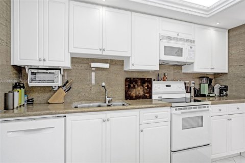 Condo in Pompano Beach, Florida, 2 bedrooms  № 2027256 - photo 22