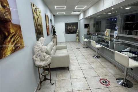 Commercial property in Miami, Florida № 1828239 - photo 2