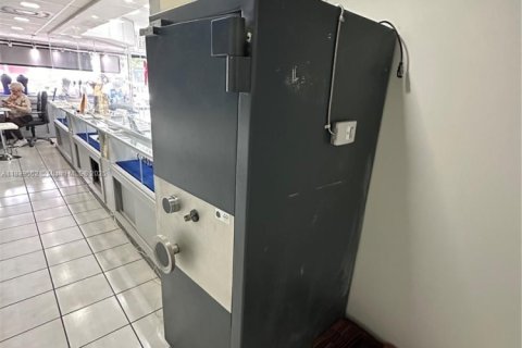 Commercial property in Miami, Florida № 1828239 - photo 4