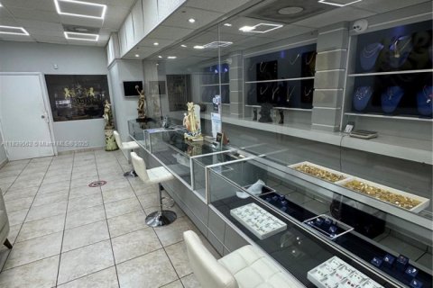 Commercial property in Miami, Florida № 1828239 - photo 3