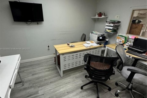 Commercial property in Miami, Florida № 1828239 - photo 5