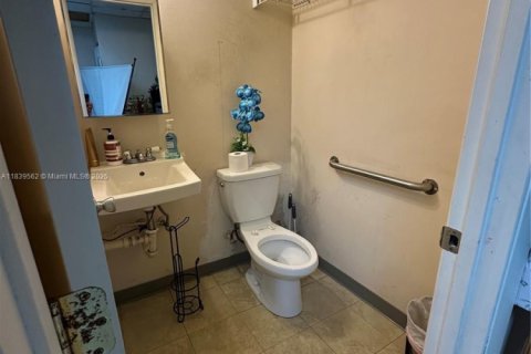 Commercial property in Miami, Florida № 1828239 - photo 8