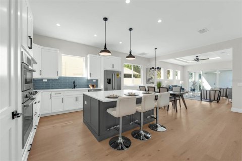 House in Orlando, Florida 5 bedrooms, 294.96 sq.m. № 1523565 - photo 18