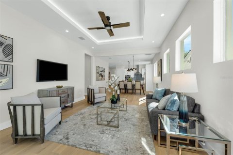 House in Orlando, Florida 5 bedrooms, 294.96 sq.m. № 1523565 - photo 8
