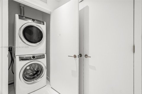 Condo in Miami, Florida, 1 bedroom  № 2081655 - photo 13