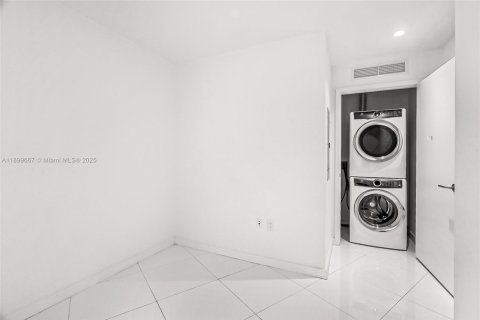 Condo in Miami, Florida, 1 bedroom  № 2081655 - photo 12