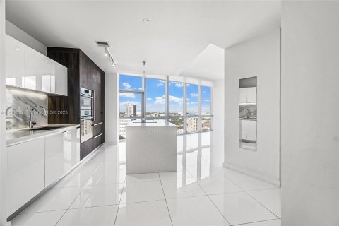 Condo in Miami, Florida, 1 bedroom  № 2081655 - photo 3