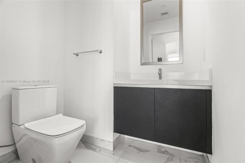 Condo in Miami, Florida, 1 bedroom  № 2081655 - photo 20