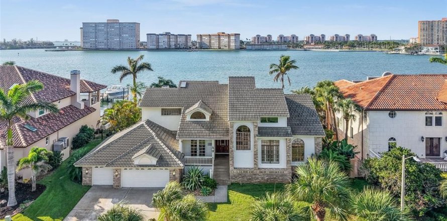 Villa ou maison à Saint Petersburg, Floride 5 chambres, 338.91 m2 № 1767941