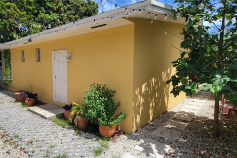 Villa ou maison à louer à Miami, Floride: 1 chambre, 230.3 m2 № 1878782 - photo 1