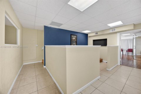 Commercial property in Miami, Florida № 1975542 - photo 12