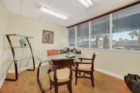 Commercial property in Miami, Florida № 1975542 - photo 20