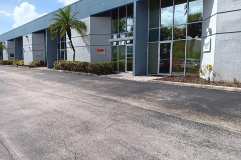 Commercial property in Miami, Florida № 1975542 - photo 1