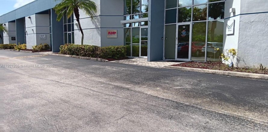 Commercial property in Miami, Florida № 1975542