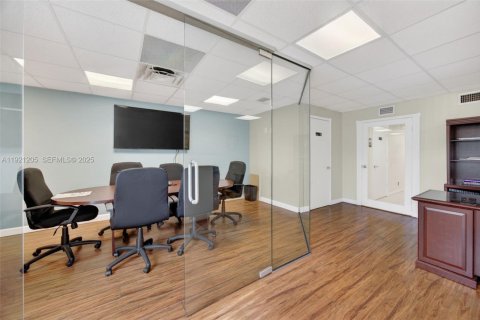 Commercial property in Miami, Florida № 1975542 - photo 8