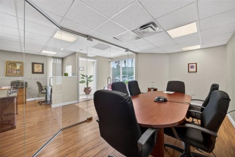 Commercial property in Miami, Florida № 1975542 - photo 9