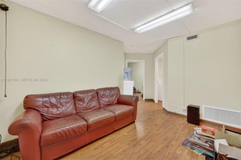 Commercial property in Miami, Florida № 1975542 - photo 16