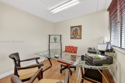 Commercial property in Miami, Florida № 1975542 - photo 18