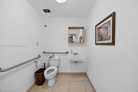 Commercial property in Miami, Florida № 1975542 - photo 27