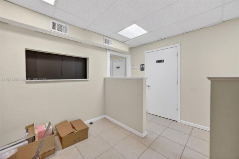 Commercial property in Miami, Florida № 1975542 - photo 28