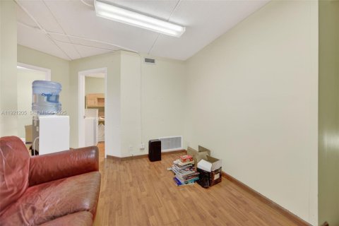 Commercial property in Miami, Florida № 1975542 - photo 17