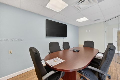 Commercial property in Miami, Florida № 1975542 - photo 11