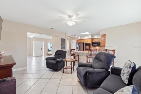 House in Venice, Florida 3 bedrooms, 150.87 sq.m. № 2424219 - photo 10