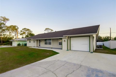 House in Port Charlotte, Florida 3 bedrooms, 153.01 sq.m. № 1589667 - photo 1