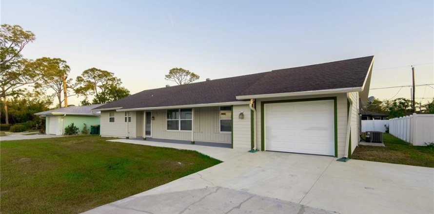 House in Port Charlotte, Florida 3 bedrooms, 153.01 sq.m. № 1589667