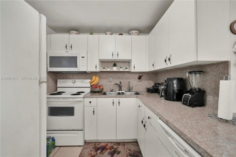 Купить кондоминиум в Хайалиа, Флорида 2 спальни, 84.36м2, № 2260490 - фото 4
