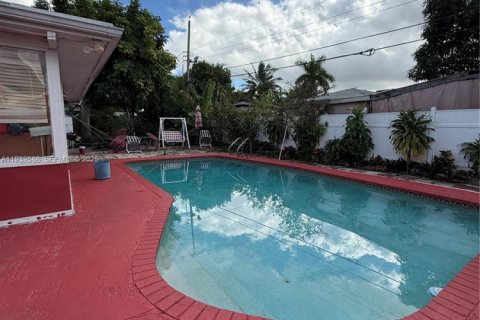 Снять в аренду коммерческую недвижимость в Форт-Лодердейл, Флорида 1 спальня, 181.72м2, № 1991005 - фото 3