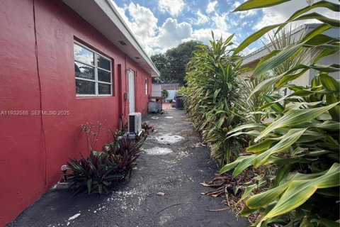 Снять в аренду коммерческую недвижимость в Форт-Лодердейл, Флорида 1 спальня, 181.72м2, № 1991005 - фото 2