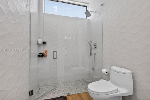Villa ou maison à louer à Miami, Floride: 6 chambres, 334.73 m2 № 2171283 - photo 12