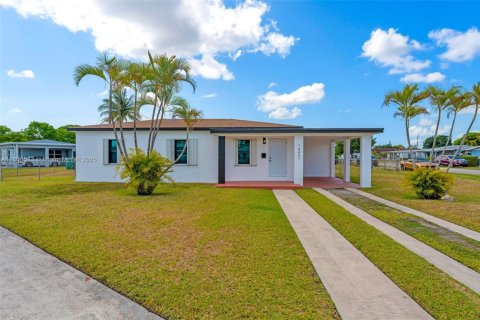 Casa en venta en Miami, Florida, 3 dormitorios, 90.58 m2 № 1684027 - foto 1