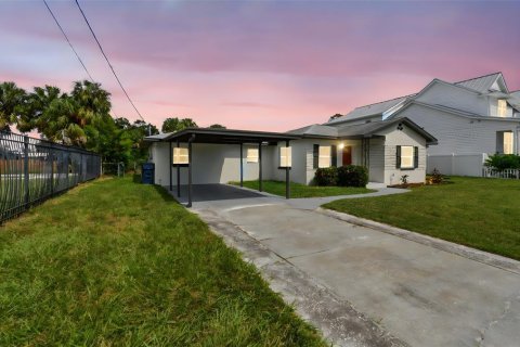 House in Tampa, Florida 4 bedrooms, 124.4 sq.m. № 2289536