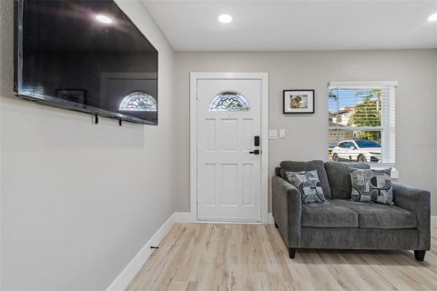 Villa ou maison à louer à Tampa, Floride: 4 chambres, 124.4 m2 № 2289536 - photo 3