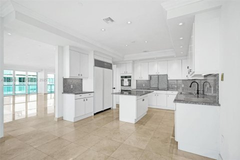 Copropriété à louer à Bal Harbour, Floride: 2 chambres, 288.93 m2 № 1982825 - photo 13