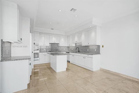 Copropriété à louer à Bal Harbour, Floride: 2 chambres, 288.93 m2 № 1982825 - photo 11