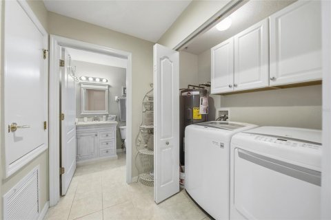 Condo in Sarasota, Florida, 2 bedrooms  № 2398914 - photo 25