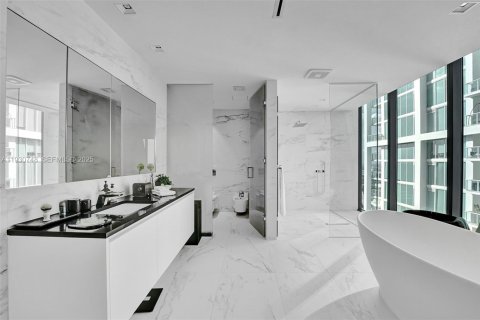 Condominio en venta en Miami, Florida, 4 dormitorios, 427.35 m2 № 2034387 - foto 14