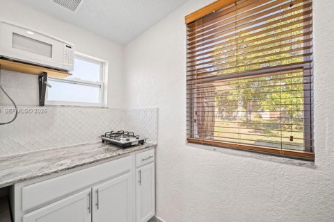 House in Port Charlotte, Florida 2 bedrooms, 136.57 sq.m. № 2019611 - photo 15